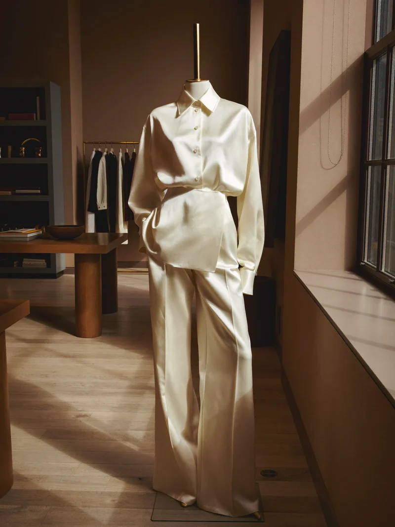 Mannequin mit weiter Hose und Seidenbluse in ruhiger Boutique-Ecke